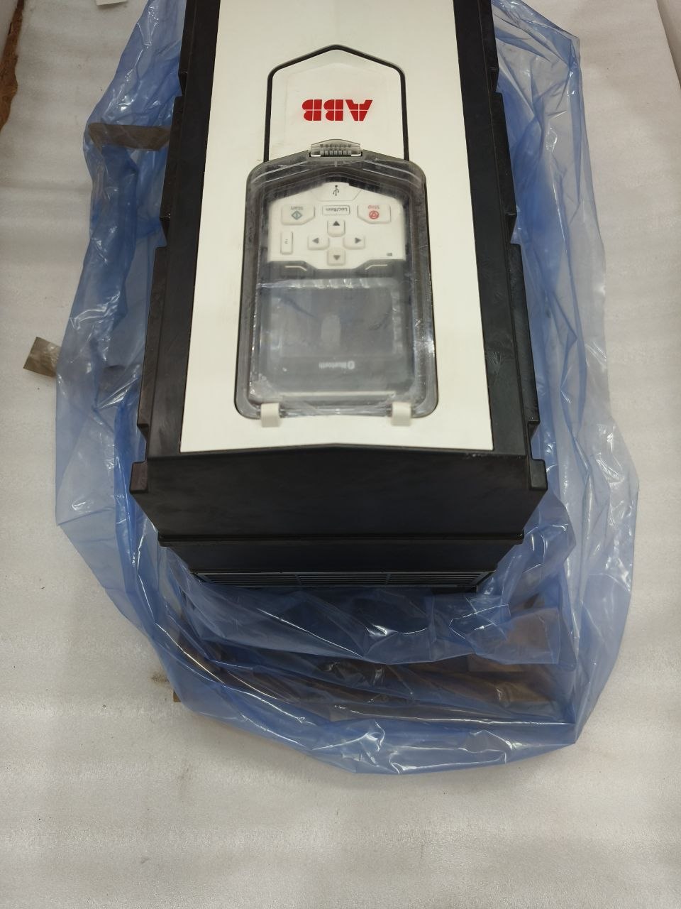 NEW ABB ACS880-31-027A-5+B056 AC DRIVE 27A 480V 20HP 15KW